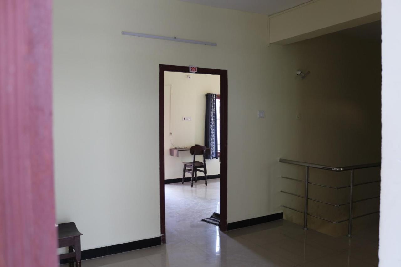 Hotel Shree Sairenu Near Maruthamalai And Bharathiyar Univ And On The Way To Near Isha Adiyogi à Marudhamalai Extérieur photo